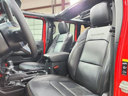 Used 2024 Jeep Wrangler Unlimited Sahara w/ Technology Group AWD/4WD image 11