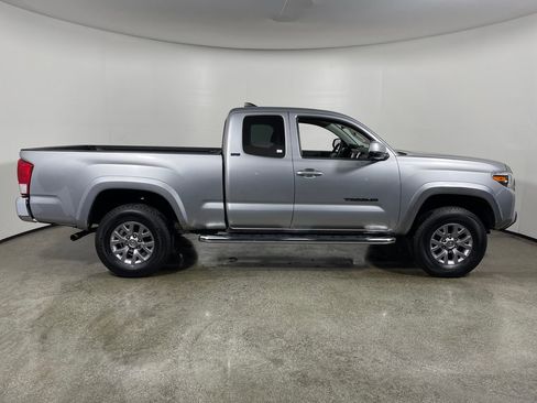 Used 2016 Toyota Tacoma SR5 image 2