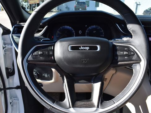 Used 2025 Jeep Grand Cherokee Limited w/ Luxury Tech Group II image 13