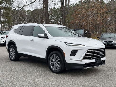 Used 2025 Buick Enclave Preferred image 2