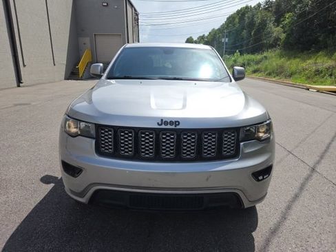 Used 2018 Jeep Grand Cherokee Altitude RWD image 8