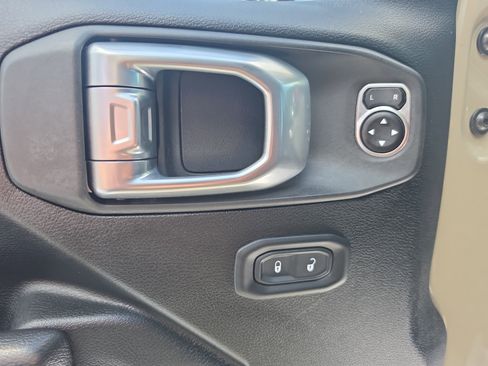 Used 2020 Jeep Gladiator Rubicon w/ LED Lighting Group AWD/4WD image 17