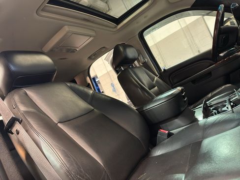 Used 2010 Cadillac Escalade Luxury AWD/4WD image 22