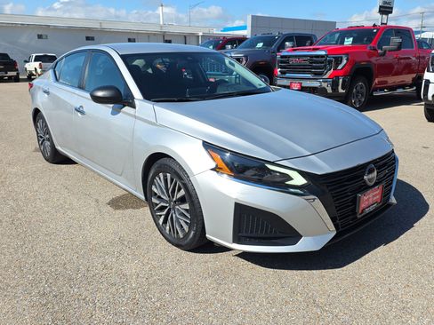 Used 2024 Nissan Altima 2.5 SV FWD image 2
