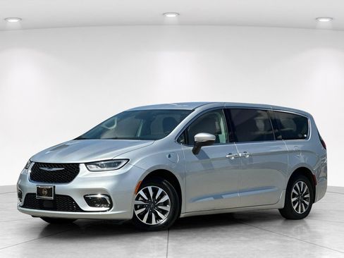 Used 2023 Chrysler Pacifica Touring-L FWD image 2