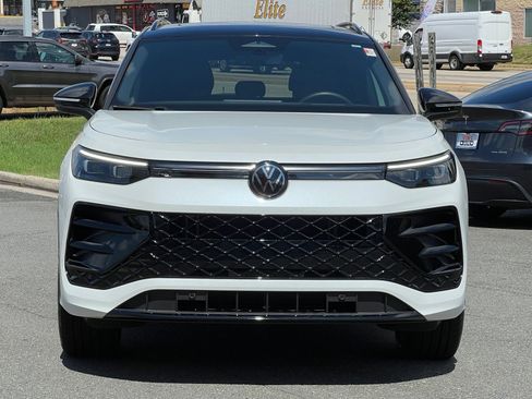 Used 2025 Volkswagen Tiguan SE R-Line AWD/4WD image 6