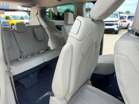 Used 2017 Chrysler Pacifica Touring FWD image 19