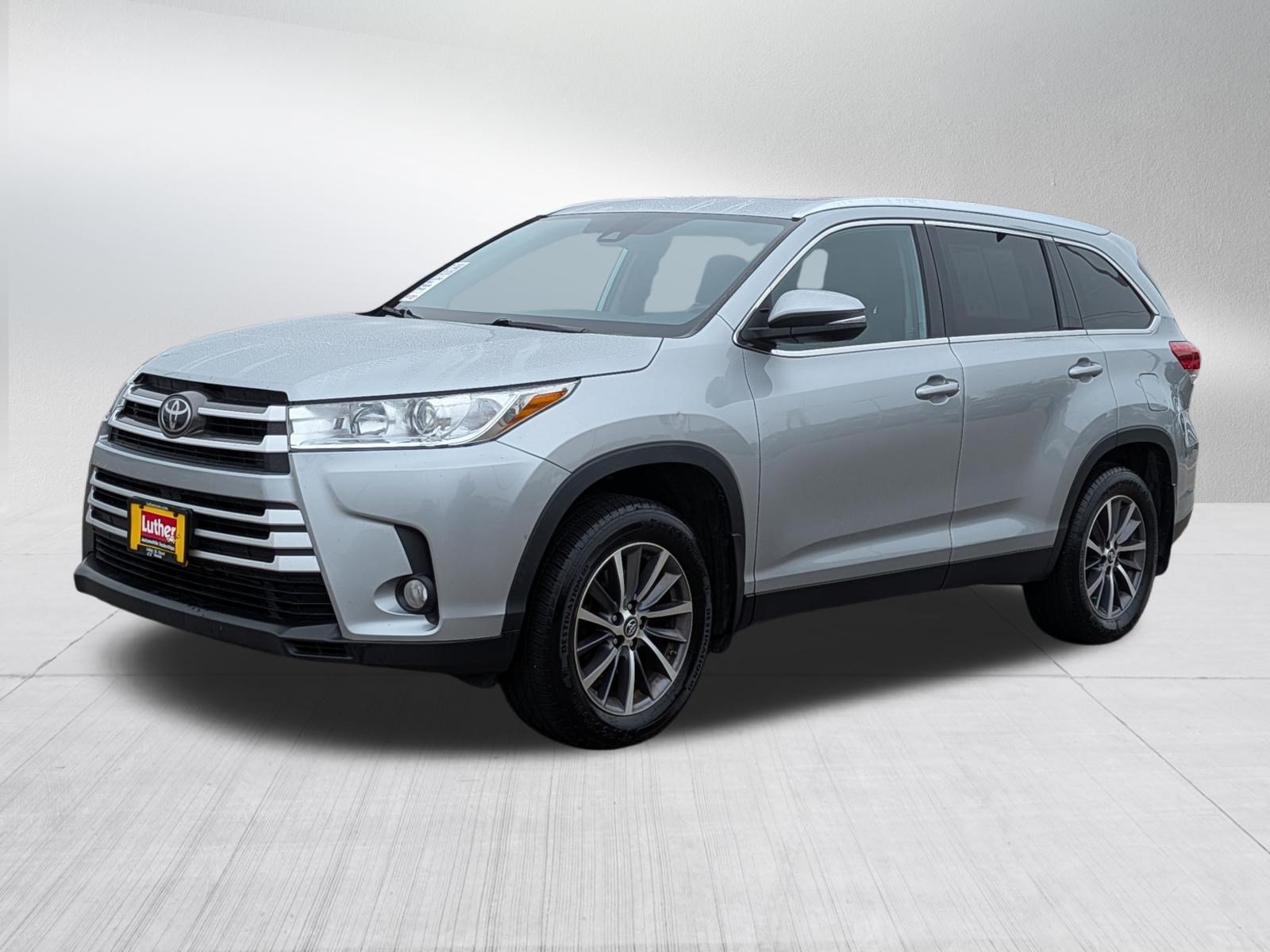 Used 2019 Toyota Highlander XLE AWD/4WD image 3