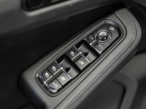 Certified 2025 Porsche Macan AWD/4WD image 20