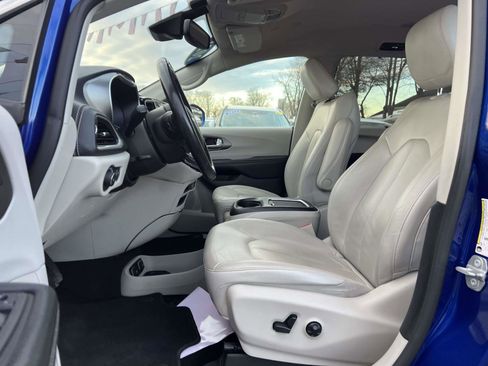 Used 2021 Chrysler Pacifica Touring-L image 9