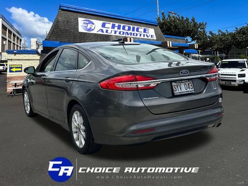 Used 2017 Ford Fusion SE w/ Fusion SE Technology Package FWD image 5