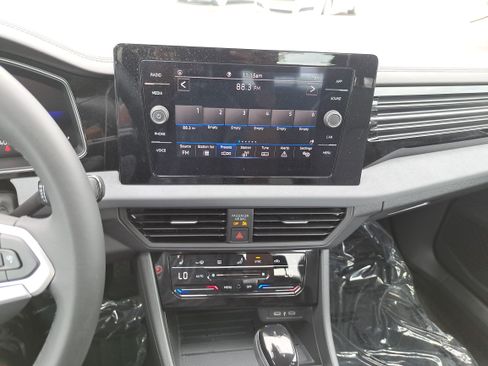 Certified 2025 Volkswagen Jetta SE FWD image 19