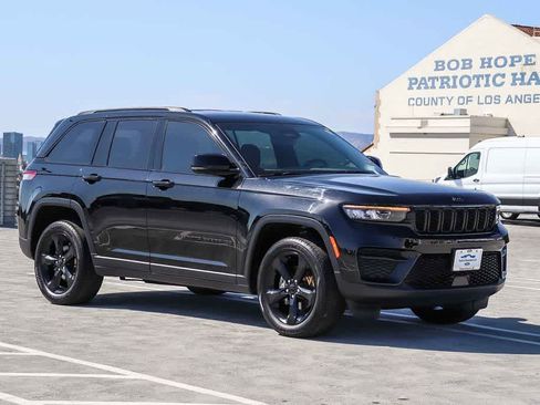 Used 2023 Jeep Grand Cherokee Altitude RWD image 3