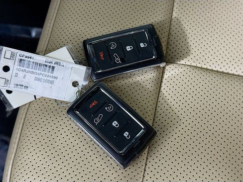Used 2023 Jeep Grand Cherokee Limited w/ Luxury Tech Group II AWD/4WD image 34