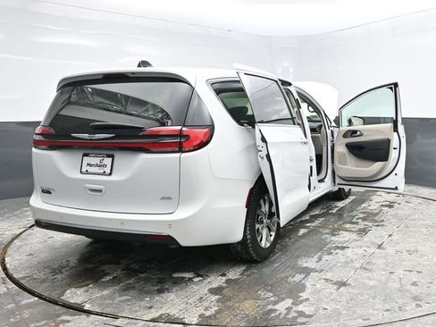 Used 2023 Chrysler Pacifica Touring-L image 46