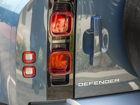 Used 2025 Land Rover Defender 110 S AWD/4WD image 9