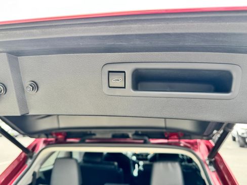 Used 2023 Toyota Highlander XLE image 19