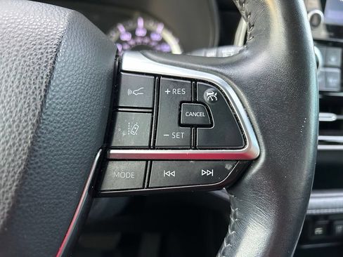 Used 2021 Toyota Highlander LE FWD image 20