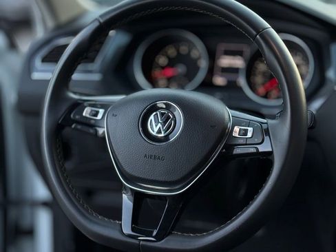 Used 2021 Volkswagen Tiguan SE w/ Panoramic Sunroof Package image 16