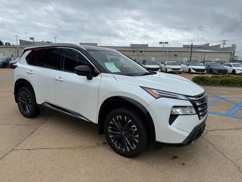 Certified 2024 Nissan Rogue Platinum w/ Platinum Premium Package FWD image 6