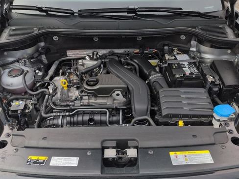 Used 2025 Volkswagen Taos SE AWD/4WD image 31