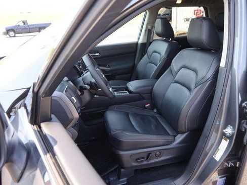 Used 2025 Nissan Pathfinder SL w/ SL Premium Package image 10