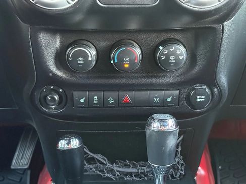 Used 2018 Jeep Wrangler Unlimited Sahara w/ Connectivity Group image 41