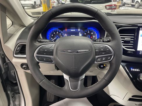 Used 2024 Chrysler Pacifica Touring-L image 16