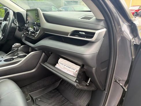 Used 2021 Toyota Highlander XLE AWD/4WD image 37