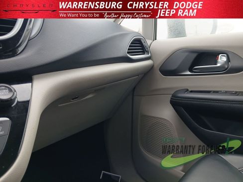 Used 2023 Chrysler Pacifica Touring-L image 27