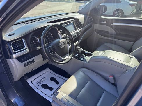 Used 2019 Toyota Highlander XLE FWD image 13