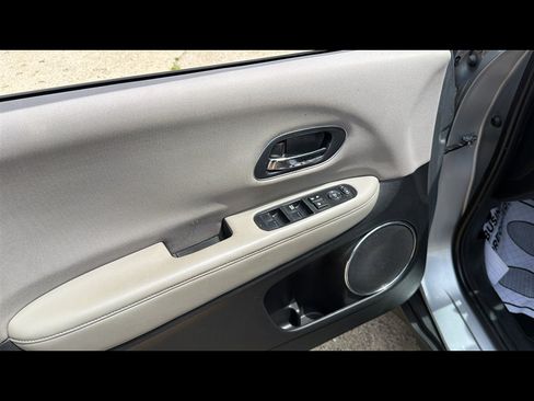 Used 2018 Honda HR-V EX image 7