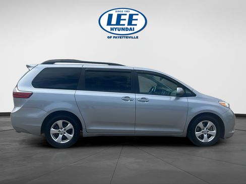 Used 2016 Toyota Sienna LE FWD image 3