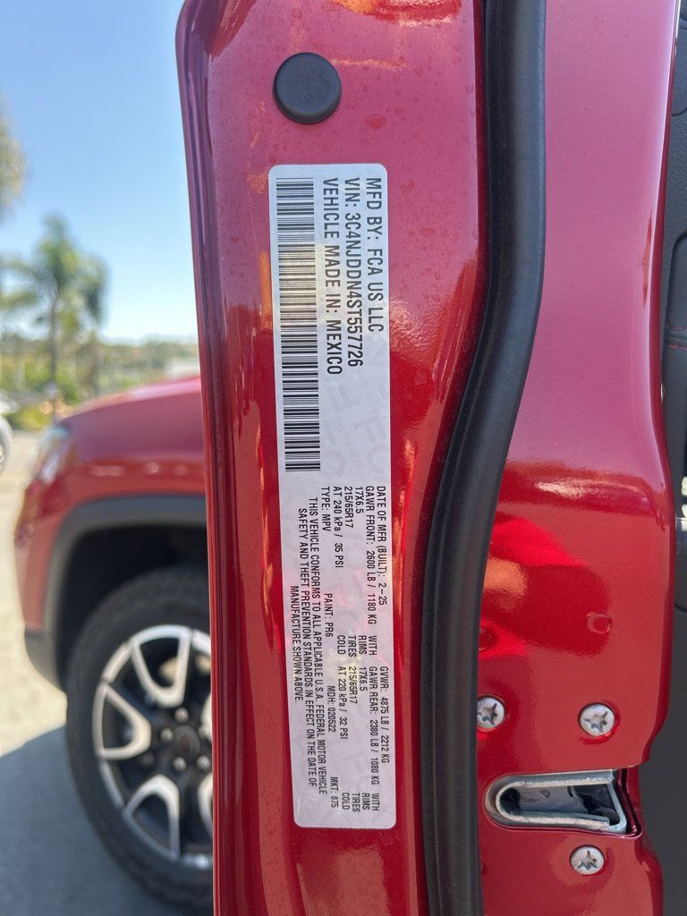 Used 2025 Jeep Compass Trailhawk AWD/4WD image 3