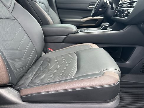 Used 2025 Nissan Pathfinder Platinum image 14