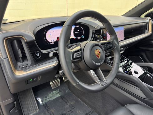 Used 2024 Porsche Cayenne Turbo AWD/4WD image 14