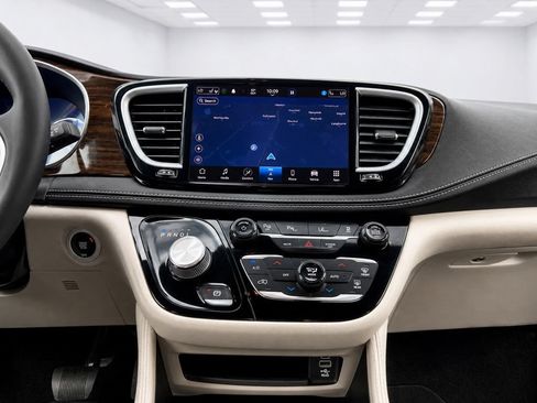 Used 2023 Chrysler Pacifica Limited w/ Uconnect Theater Family Group FWD image 29