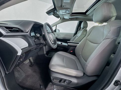 Used 2025 Toyota Sienna XLE FWD image 15