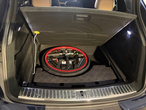 Certified 2025 Porsche Cayenne AWD/4WD image 30