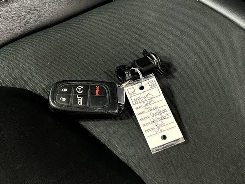 Used 2019 Jeep Cherokee Latitude Plus w/ Comfort/Convenience Group FWD image 37