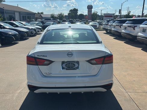 Used 2025 Nissan Altima 2.5 SV FWD image 5