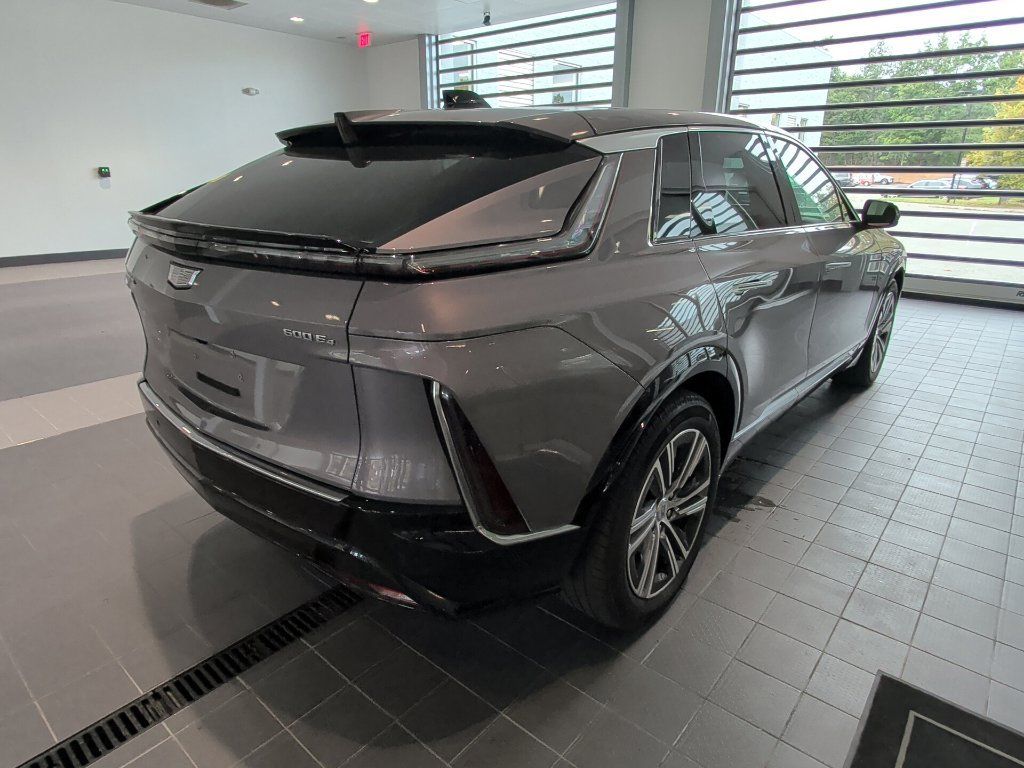 Used 2024 Cadillac Lyriq Luxury AWD/4WD image 3