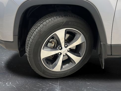 Used 2019 Jeep Cherokee Limited AWD/4WD image 34