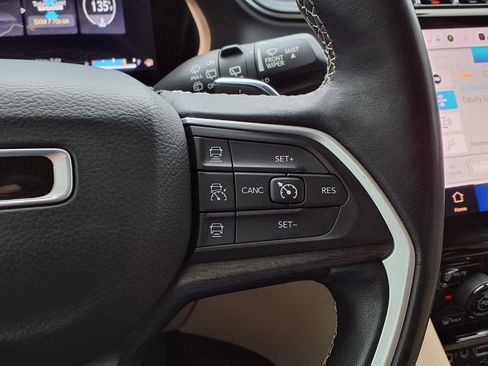 Used 2022 Jeep Grand Cherokee Limited w/ Luxury Tech Group II image 23