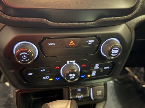 Used 2018 Jeep Renegade Altitude image 14