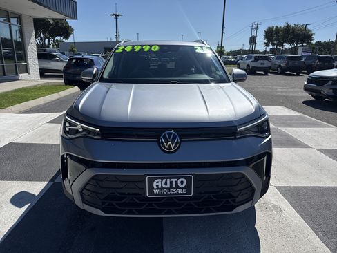 Used 2025 Volkswagen Taos SE w/ Panoramic Sunroof Package AWD/4WD image 2