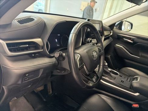 Used 2020 Toyota Highlander XLE image 22
