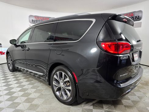 Used 2017 Chrysler Pacifica Limited w/ UConnect Theater Package FWD image 6