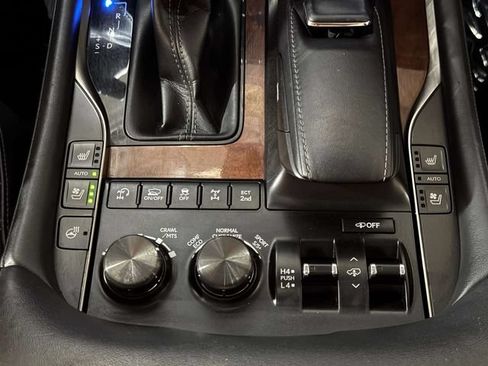 Used 2019 Lexus LX 570 4WD w/ Luxury Package image 20