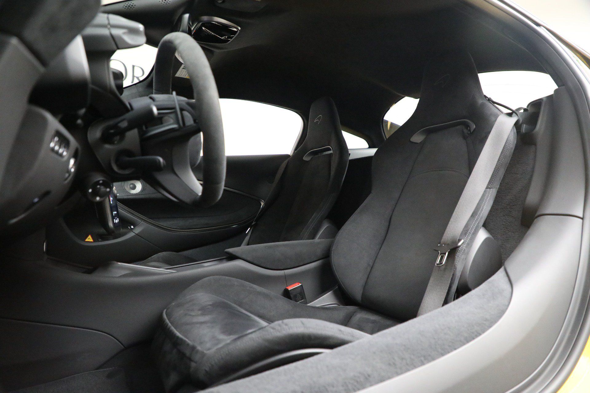 Used 2024 McLaren Artura RWD image 21